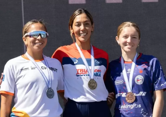 Moira (izquierda) y Emilia (a la derecha) en un reciente torneo en Santa Fe.