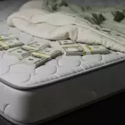 �Regres� el "d�lar colch�n"? Retiro masivo de pesos del mercado en la previa de elecciones