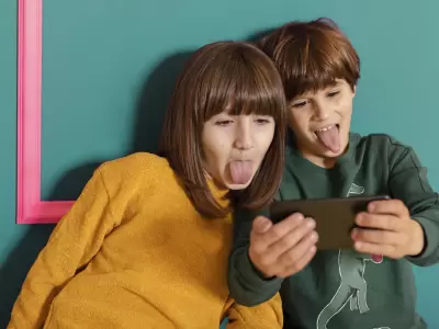 Padres ausentes, hijos online.