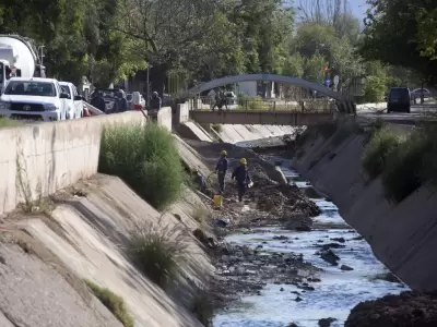 "Tiraron m�s de 20 cubiertas al colector Fr�as y las prendieron fuego para vender el alambre".