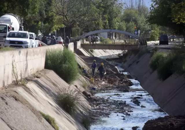 "Tiraron m�s de 20 cubiertas al colector Fr�as y las prendieron fuego para vender el alambre".