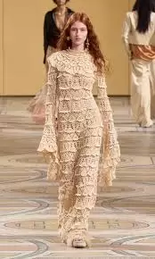 Esta temporada dominan los vestidos vaporosos, que resaltan el movimiento y la naturalidad del cuerpo