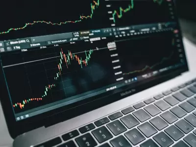 El especialista aconsej� a los j�venes tomar riesgos en activos como acciones tecnol�gicas para enfrentar la p�rdida de valor de las monedas.