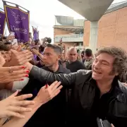 Javier Milei emitió su voto en Almagro y volvió a Olivos