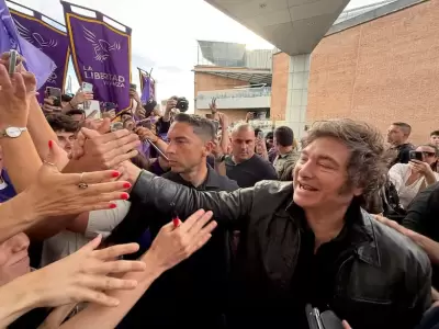 El presidente vot� en la UTN de Almagro, acompa�ado por Karina Milei.