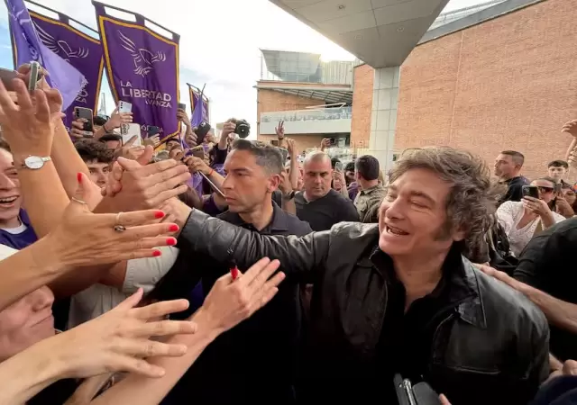 El presidente vot� en la UTN de Almagro, acompa�ado por Karina Milei.