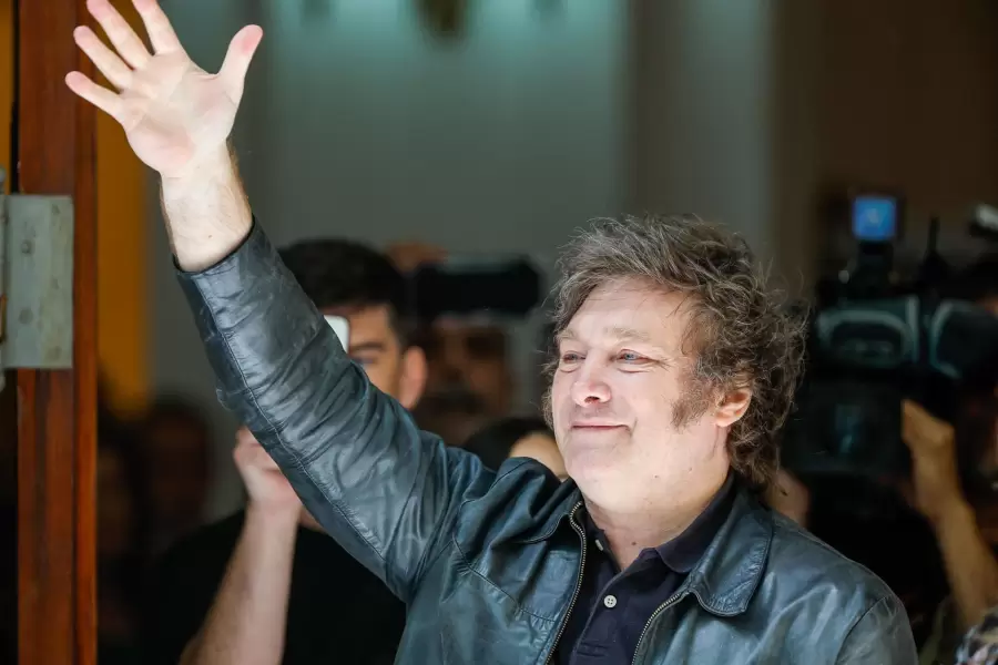 Milei vot� en Almagro, pero volvi� a Olivos: d�a de reestructuraciones.