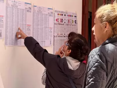 La gente se acerca a las escuelas