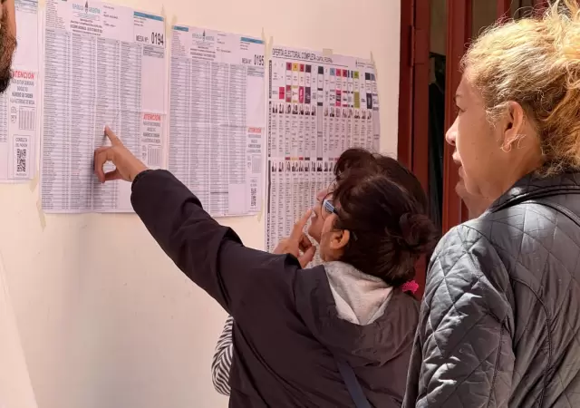 La gente se acerca a las escuelas