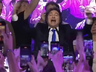 Javier Milei celebrando el triunfo en las elecciones legislativas/ Fuente: X