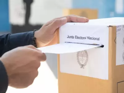 "La gente busca evadir el miedo, y votar a quien lo pueda resolver" (A. Urios).