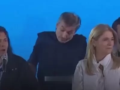 M�ximo se ajust� el cintur�n y arque� las cejas, un gesto que muchos interpretaron como una se�al de incomodidad. /