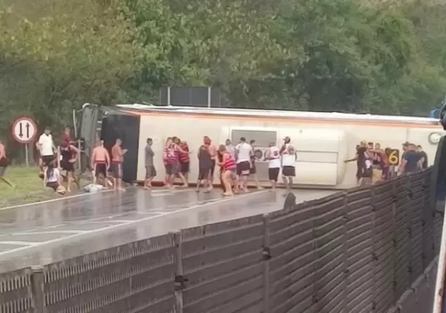 Hinchas de Flamengo y un accidente que complic� los planes.