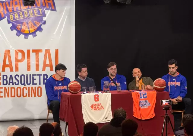 Rivadavia B�squet tuvo su presentaci�n a d�as del debut.