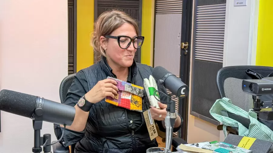 Spirito mostrando uno de los productos de Plan Bee, s�mbolo del trabajo inclusivo y creativo de la asociaci�n.