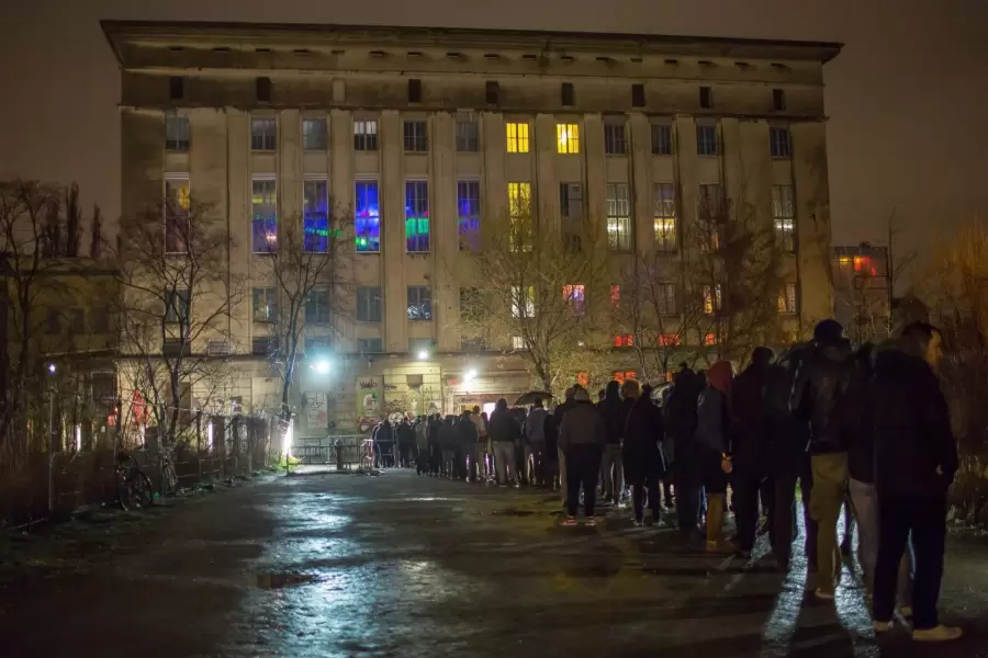 La interminable fila para ingresar a Berghain, el exclusivo club berlin�s que Rosal�a referencia en su nueva pieza orquestal.