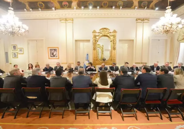 El Presidente se rode� de mandatarios provinciales para enviar una se�al clara: la era del rechazo a los bloques tradicionales ha quedado atr�s.
