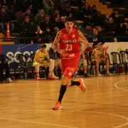 Martín Irrutia, jugador de Huracán Las Heras Básquet: "Un gran torneo sería ingresar a Playoffs"