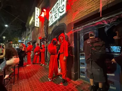 Los ic�nicos trajes rojos de 'El Juego del Calamar' no faltaron en la celebraci�n.