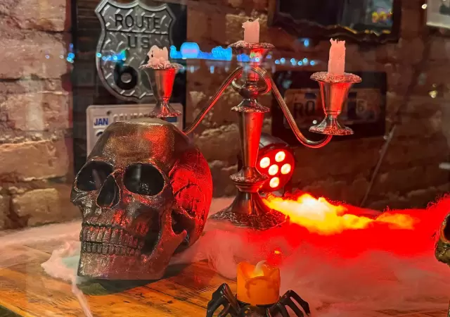 Los icnicos trajes rojos de 'El Juego del Calamar' no faltaron en la celebracin.