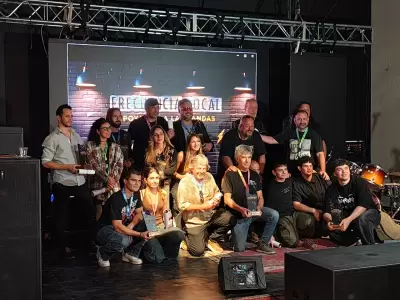 �Puro talento! Los 10 artistas y bandas finalistas de Frecuencia Local 2025 celebran juntos con sus merecidos premios.