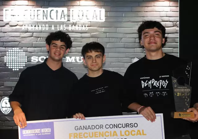 �Puro talento! Los 10 artistas y bandas finalistas de Frecuencia Local 2025 celebran juntos con sus merecidos premios.