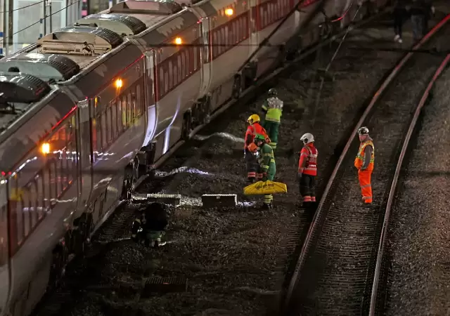 El ataque con cuchillos dej un saldo de once heridos en el tren que iba hacia Londres.