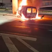 Tragedia en Córdoba: un auto chocó, se incendió y el conductor murió atrapado