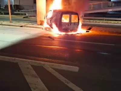 El choque fue tan violento que el autom�vil qued� con destrucci�n total y empez� a incendiarse.