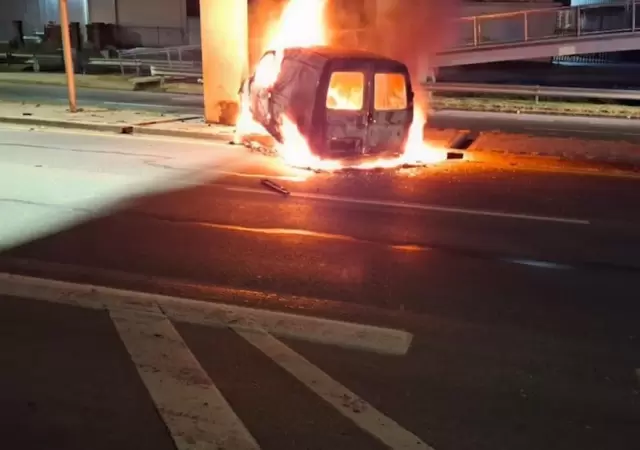 El choque fue tan violento que el automvil qued con destruccin total y empez a incendiarse.