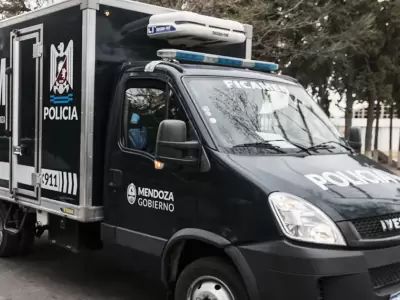 La polic�a trabaj� en la escena del crimen, donde la v�ctima fue estrangulada con un cintur�n.