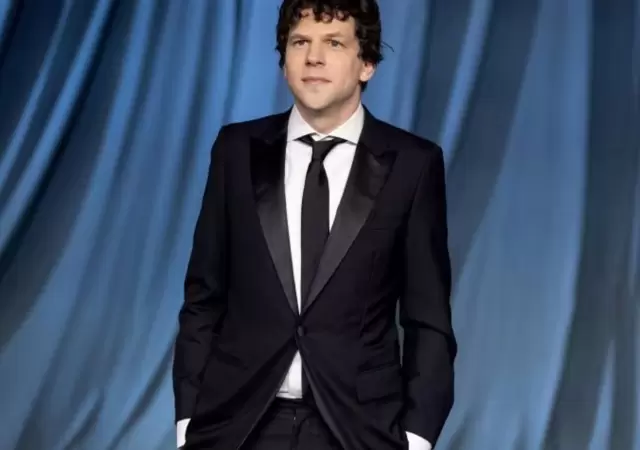 El actor Jesse Eisenberg, protagonista de "Red Social", anunci� que donar� uno de sus ri�ones a un completo desconocido.