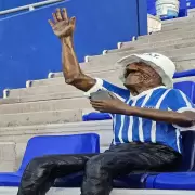 Malestar entre los hinchas de Godoy Cruz: sacaron la estatua del "Loco Julio" del Gambarte