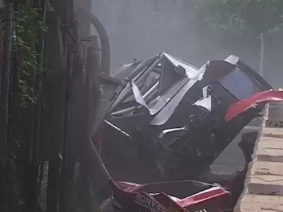 P�nico en el G�lvez: el momento exacto en que el Toyota de Luis Gastaldi vuela y se incrusta contra el alambrado de la tribuna.