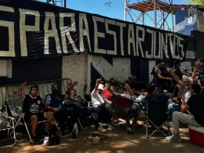 Fiebre azul: miles de hinchas leprosos esperan comprar su entrada para la final de la Copa Argentina.