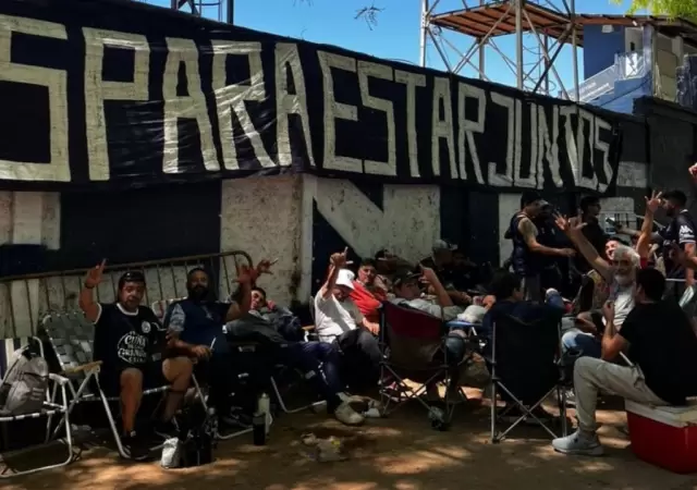 Fiebre azul: miles de hinchas leprosos esperan comprar su entrada para la final de la Copa Argentina.