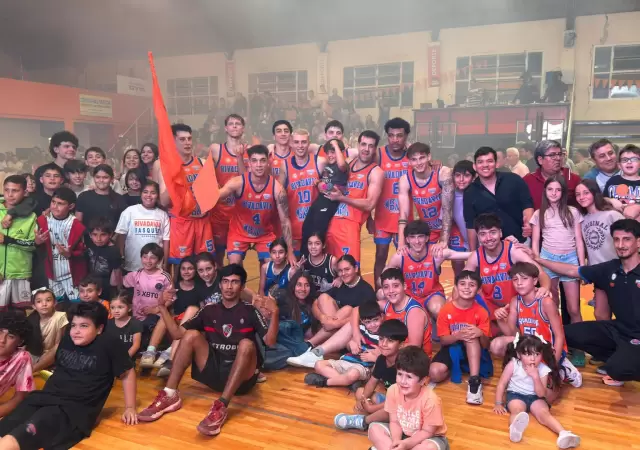 Rivadavia festej� ante su gente.