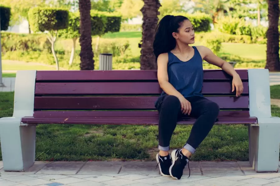 Mujer Sentada En Un Banco Morado