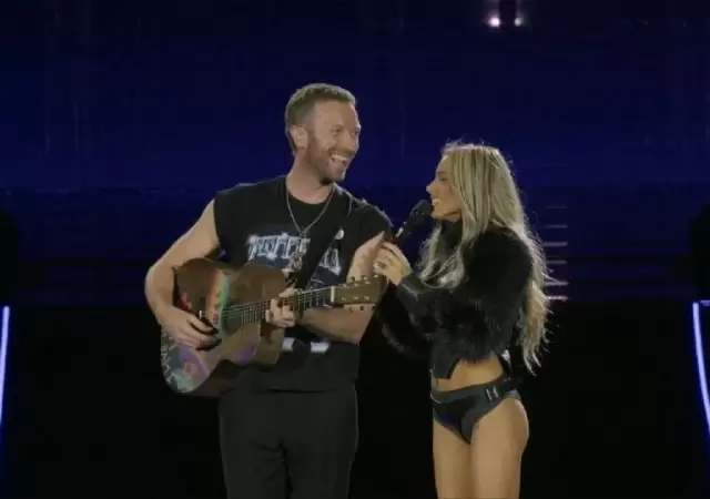Tini cant� junto con Chris Martin