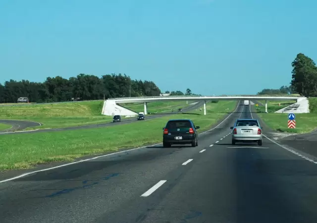 El Gobierno nacional anuncio que lanzar� una licitacion p�blica nacional e internacional para privatizar nuevos tramos de autopistas y rutas.