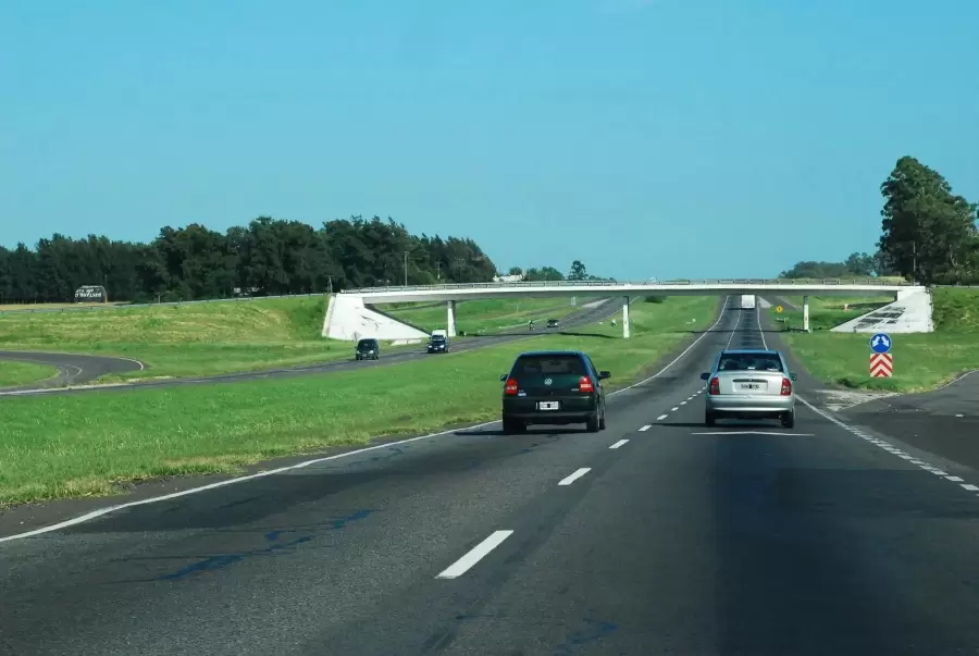 El Gobierno nacional anuncio que lanzar� una licitacion p�blica nacional e internacional para privatizar nuevos tramos de autopistas y rutas.