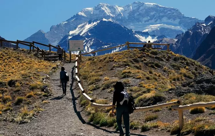 Para los visitantes que solo buscan admirar la monta�a, el parque ofrece diversas opciones. El trekking es una de ellas.