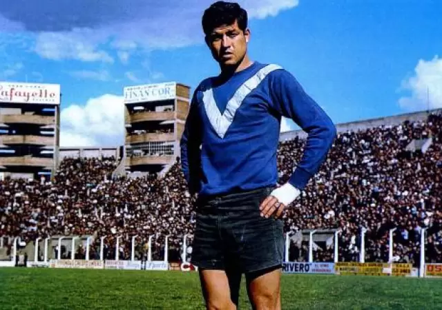 Daniel Willington y toda la pose de crack en su amado V�lez