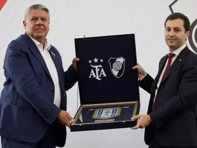 Chiqui Tapia le entreg� una distinci�n al nuevo presidente.