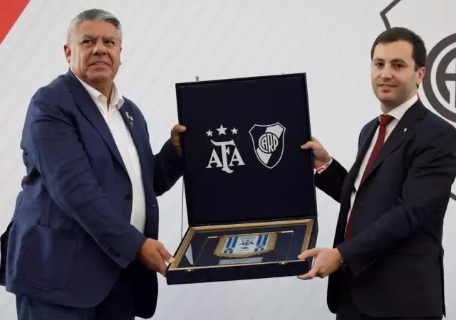 Chiqui Tapia le entreg� una distinci�n al nuevo presidente.