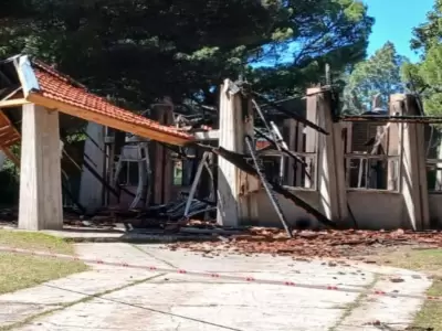 Fuentes policiales confirmaron que el fuego consumi� por completo las instalaciones.