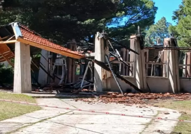 Fuentes policiales confirmaron que el fuego consumi por completo las instalaciones.