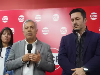 El gobernador Alfredo Cornejo junto a Luis Petri en un acto de la UCR. (Foto: web)