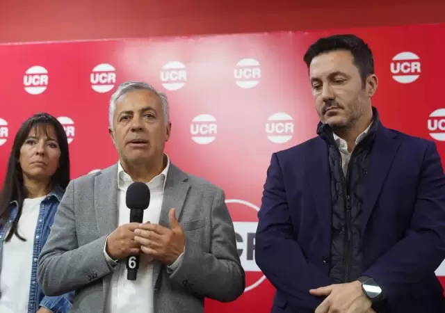 El gobernador Alfredo Cornejo junto a Luis Petri en un acto de la UCR. (Foto: web)