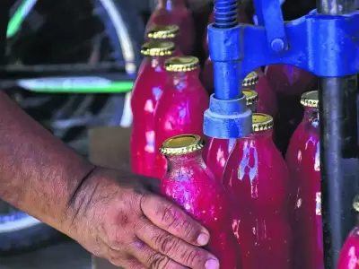 Los primeros s�ntomas fueron debilidad general, dificultad para hablar y tragar, y visi�n doble, horas despu�s de la ingesta de la salsa casera.